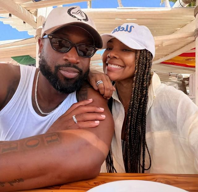 爱游戏平台体验-韦德带一家度假，44岁身家过亿，二婚妻子是火辣演员，比他大10岁|德维恩·韦德|科比-布莱恩特|迈克尔·乔丹|詹姆斯·哈登|得分后卫_新浪体育_新浪新闻